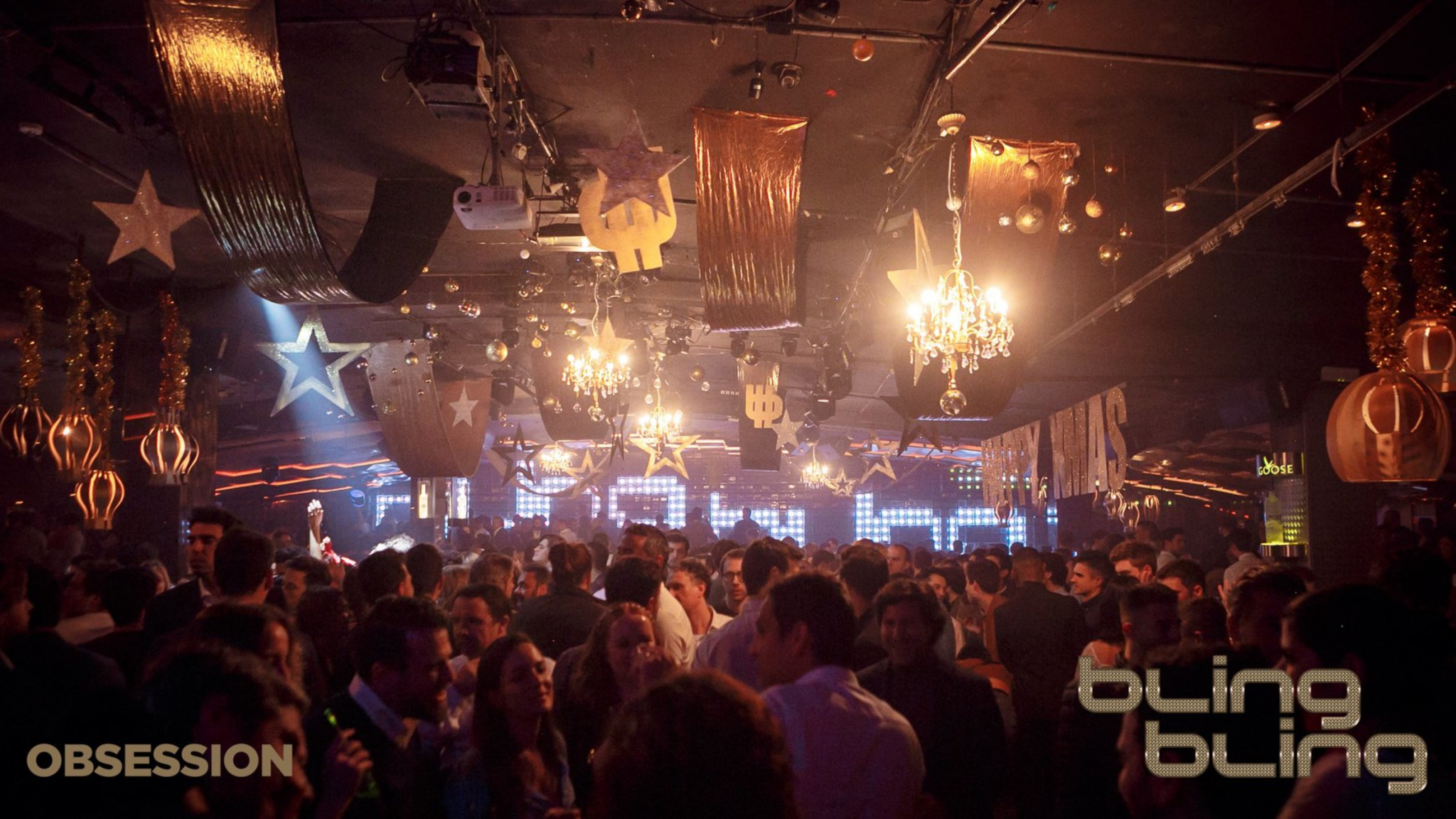 Mejores discotecas de Barcelona: Interior de la discoteca Bling Bling Barcelona con decoración elegante y pista llena de gente durante la noche.