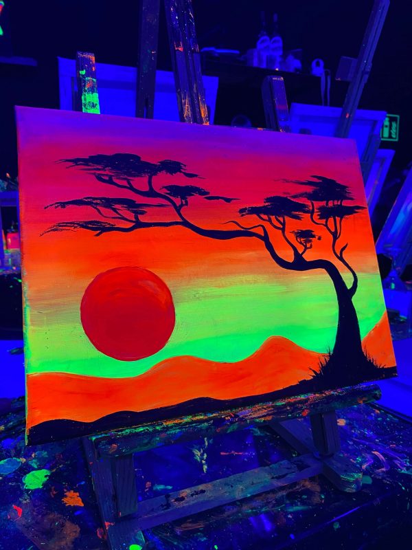 Cuadro fluorescente en Art Expereince de un sunset africano en Gracia.