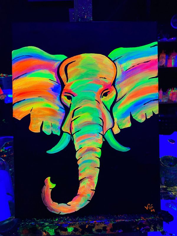 Cuadro fluorescente de elefante en taller para pintar cuadro neón en Barcelona.