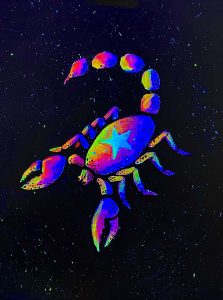 Pinta tu signo Escorpio con pintura flúor en Barcelona.