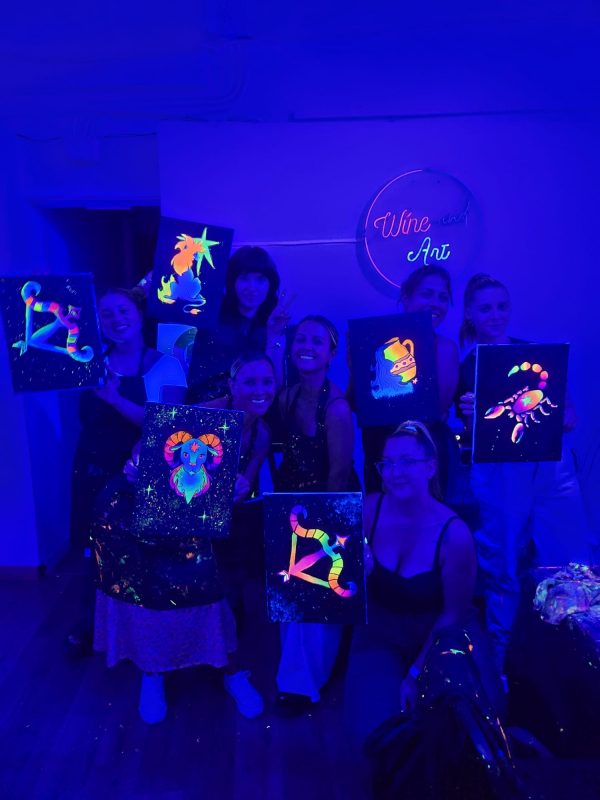 Wine and Art: Pinta tu signo - participantes en taller de pintura flúor en Barcelona