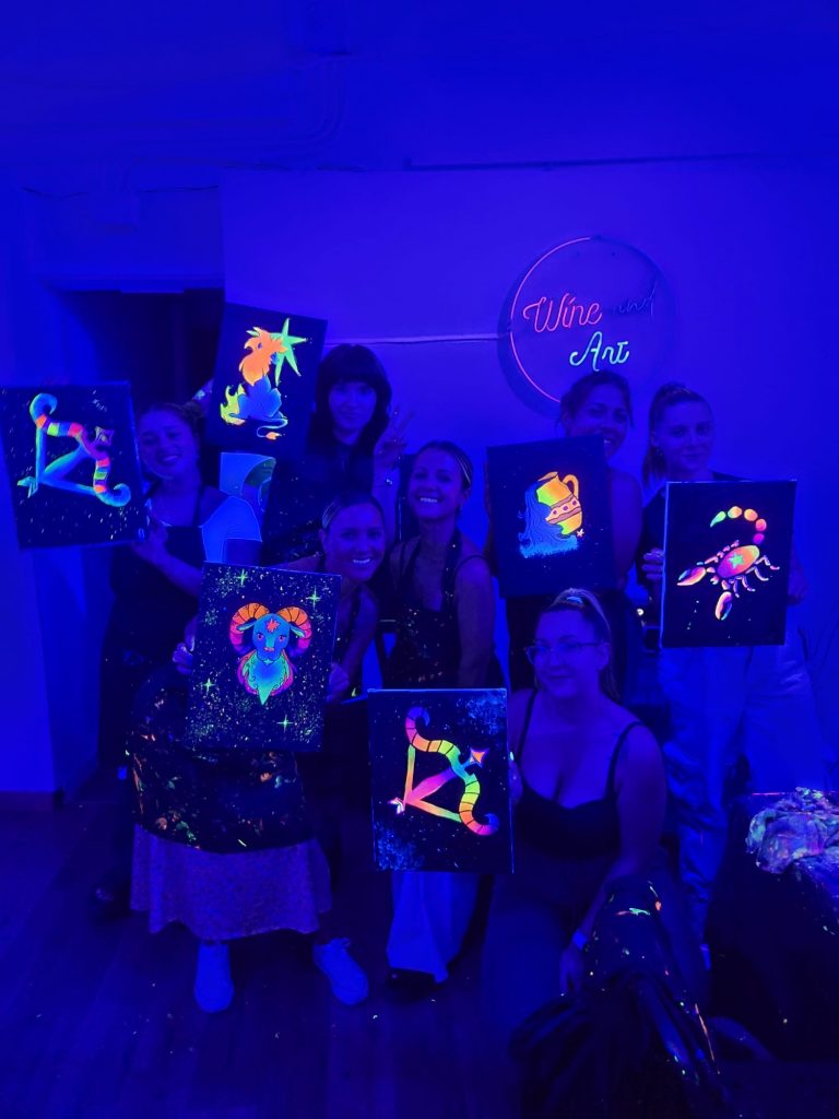 Wine and Art: Pinta tu signo - participantes en taller de pintura flúor en Barcelona
