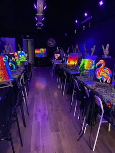 Wine and Art workshop en Barcelona con cuadros de pintura flúor