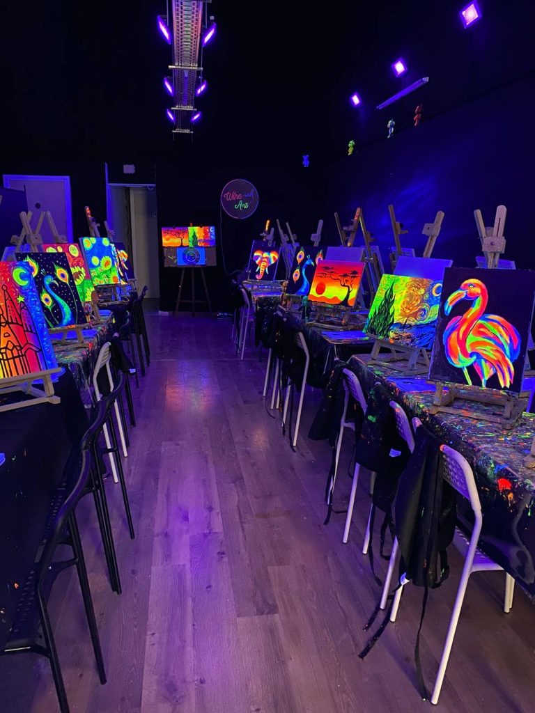 Wine and Art workshop en Barcelona con cuadros de pintura flúor
