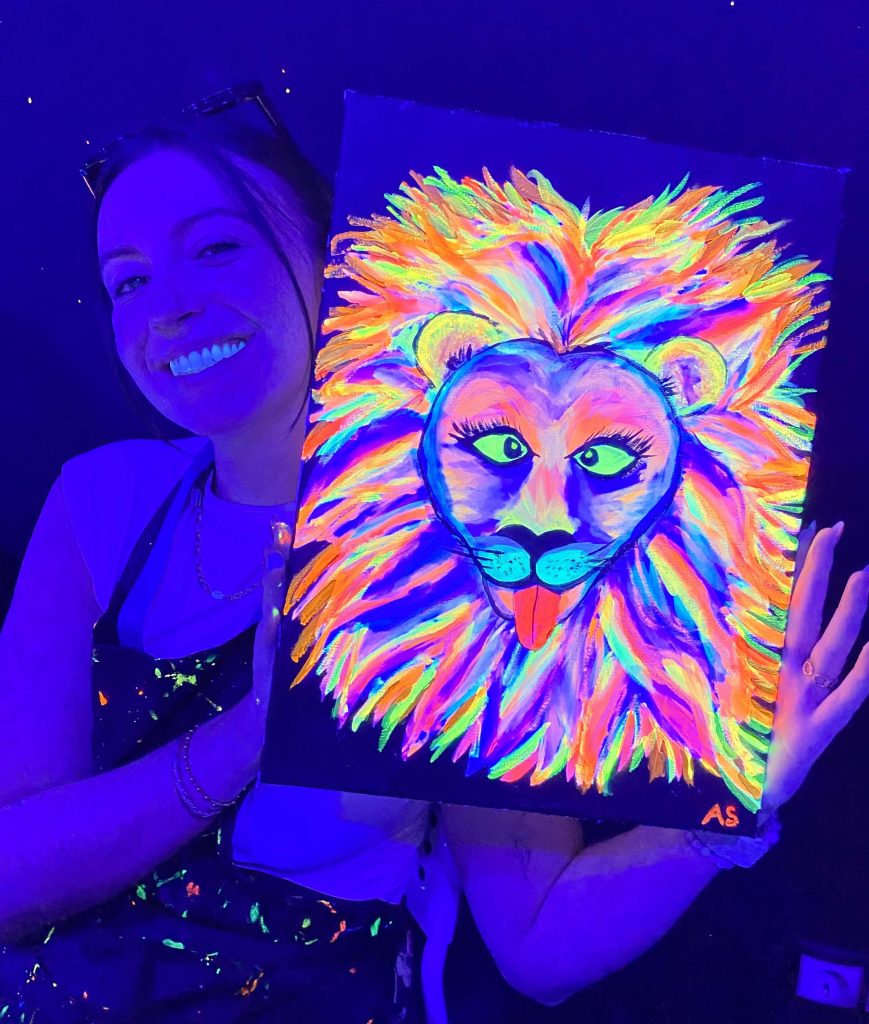 Wine and Art Experience - Pintura y Vino con cuadro neón en Barcelona