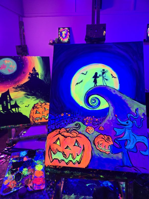 Wine and Art Halloween – dos cuadros neón con calabazas y luna pintados en taller de pintura y vino en Barcelona