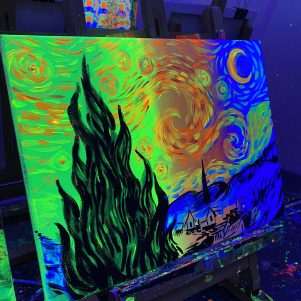 Cuadro fluorescente de La Noche Estrellada en Barcelona.