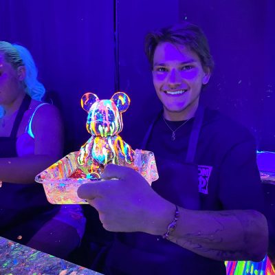 Pintarun oso (bearbrick) en wine and art experience